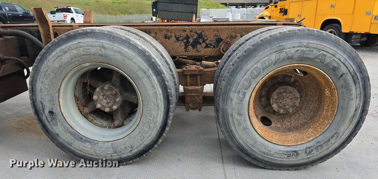 image for item DS4862 1990 International 4900 truck cab and chassis