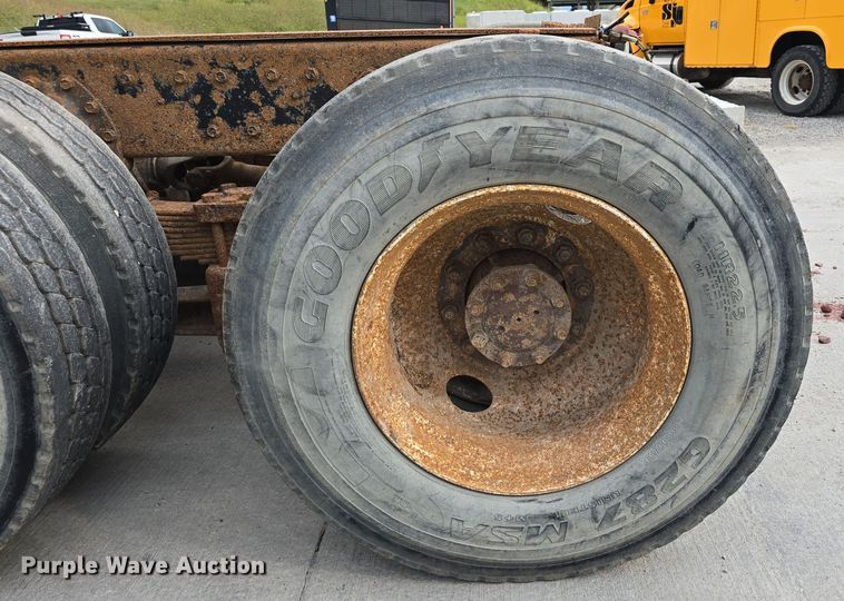 image for item DS4862 1990 International 4900 truck cab and chassis