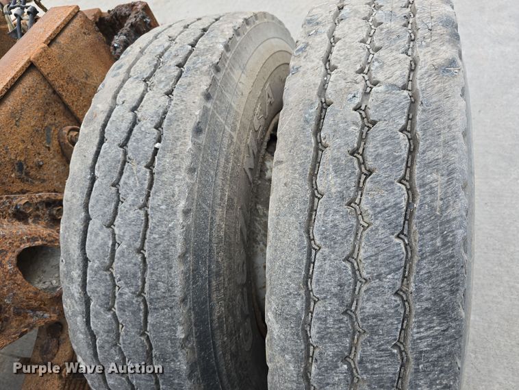 image for item DS4862 1990 International 4900 truck cab and chassis