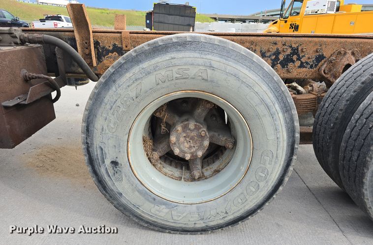 image for item DS4862 1990 International 4900 truck cab and chassis