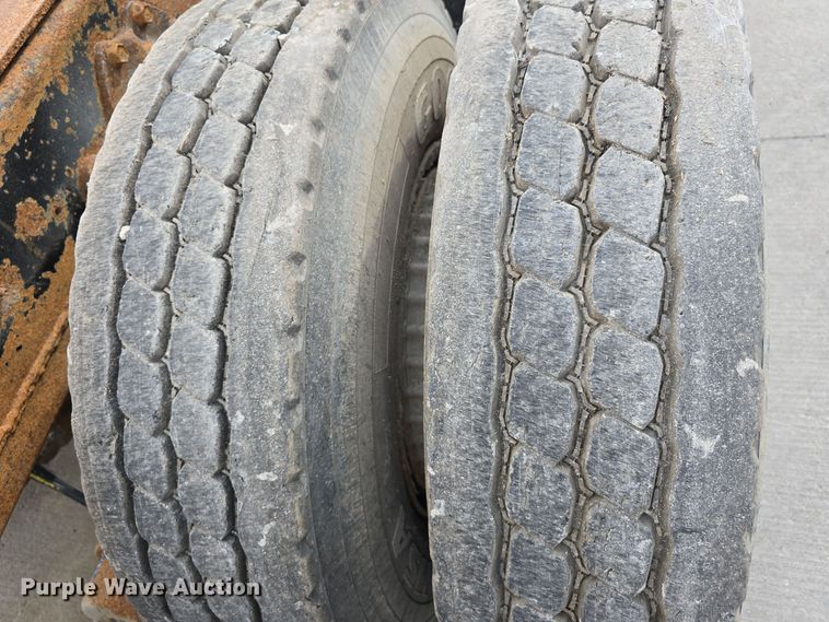 image for item DS4862 1990 International 4900 truck cab and chassis