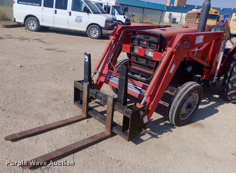 image for item DW0787 Massey Ferguson 1040 tractor