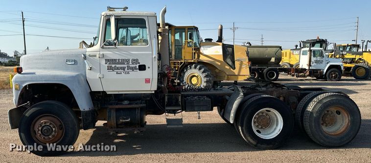 image for item DX3664 1997 Ford LT9000 semi truck