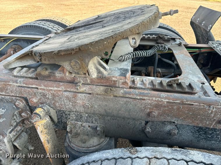 image for item DX3664 1997 Ford LT9000 semi truck