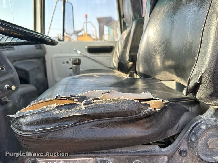 image for item DX3664 1997 Ford LT9000 semi truck