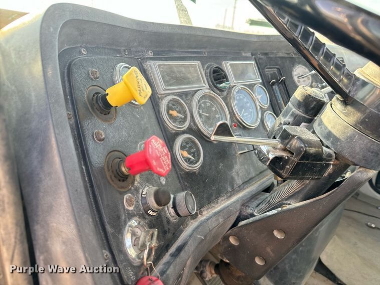 image for item DX3664 1997 Ford LT9000 semi truck