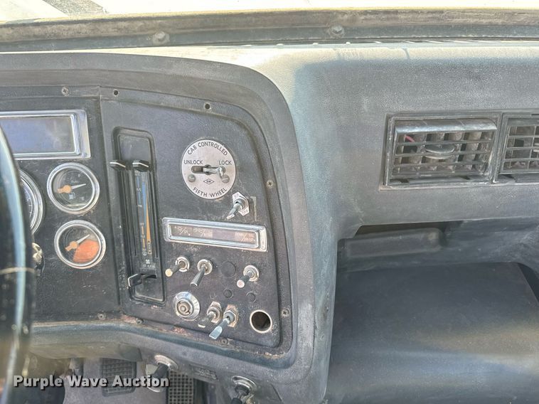 image for item DX3664 1997 Ford LT9000 semi truck