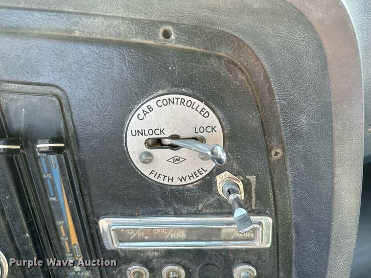 image for item DX3664 1997 Ford LT9000 semi truck