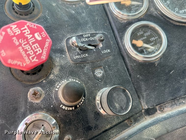 image for item DX3664 1997 Ford LT9000 semi truck