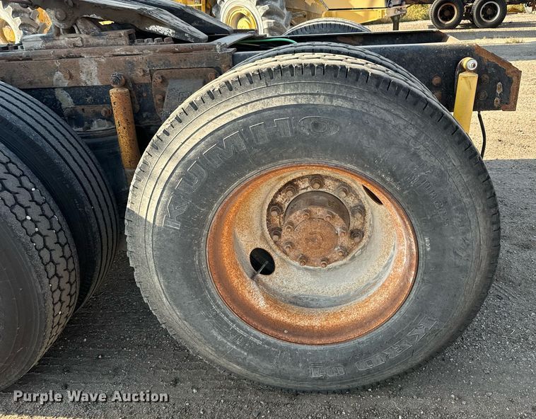 image for item DX3664 1997 Ford LT9000 semi truck