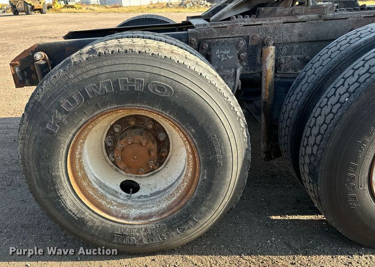 image for item DX3664 1997 Ford LT9000 semi truck