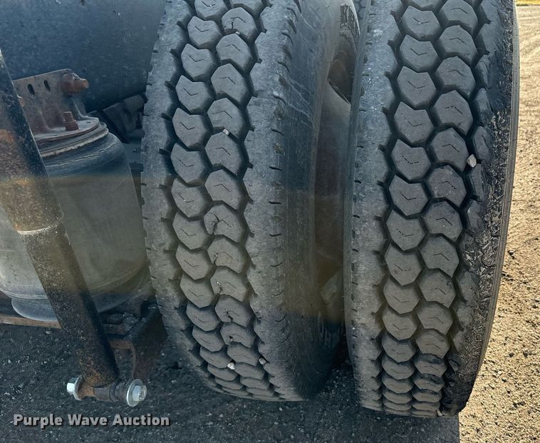 image for item DX3664 1997 Ford LT9000 semi truck