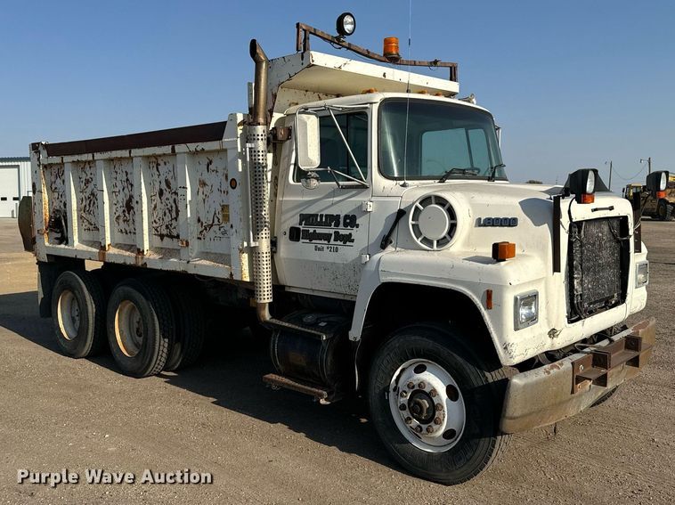 image for item DX3665 1996 Ford  L8000 dump truck