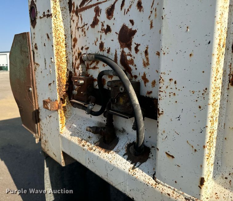 image for item DX3665 1996 Ford  L8000 dump truck