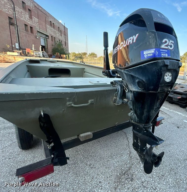 image for item EG0563 2011 Tracker boat