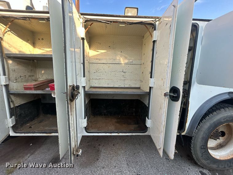 image for item EG0564 2009 International 4400 utility / service truck