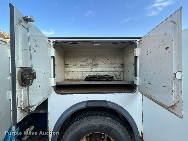 image for item EG0564 2009 International 4400 utility / service truck