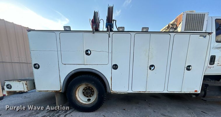 image for item EG0564 2009 International 4400 utility / service truck