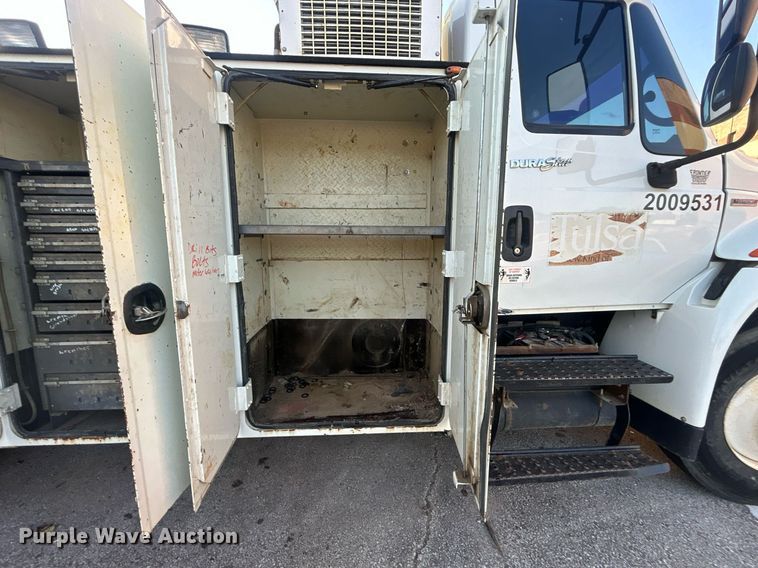 image for item EG0564 2009 International 4400 utility / service truck