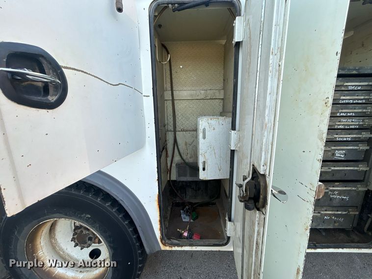 image for item EG0564 2009 International 4400 utility / service truck