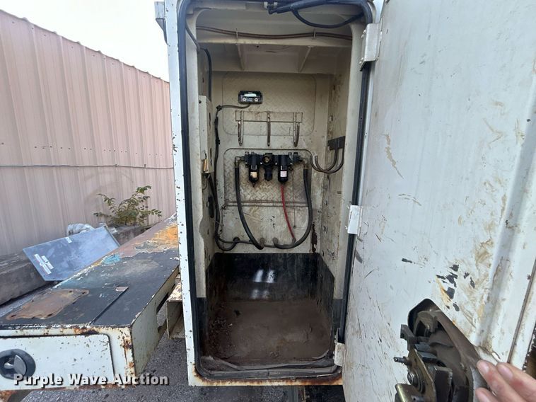 image for item EG0564 2009 International 4400 utility / service truck