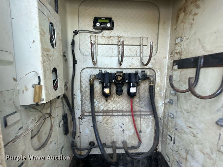 image for item EG0564 2009 International 4400 utility / service truck