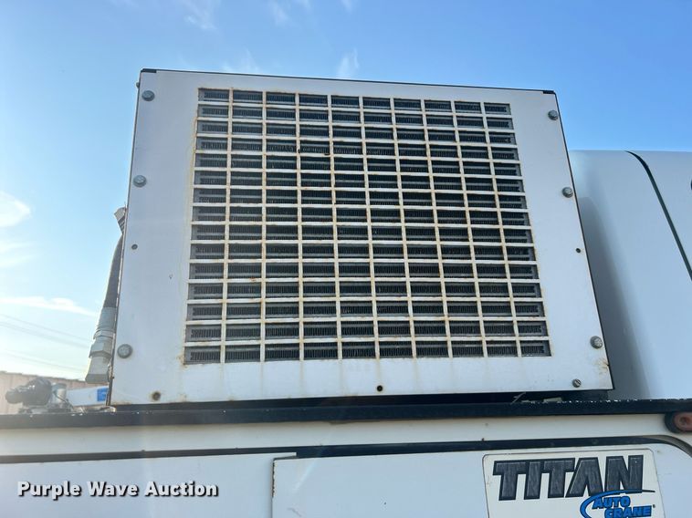 image for item EG0564 2009 International 4400 utility / service truck