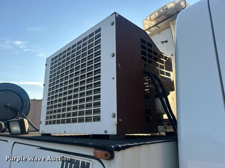 image for item EG0564 2009 International 4400 utility / service truck