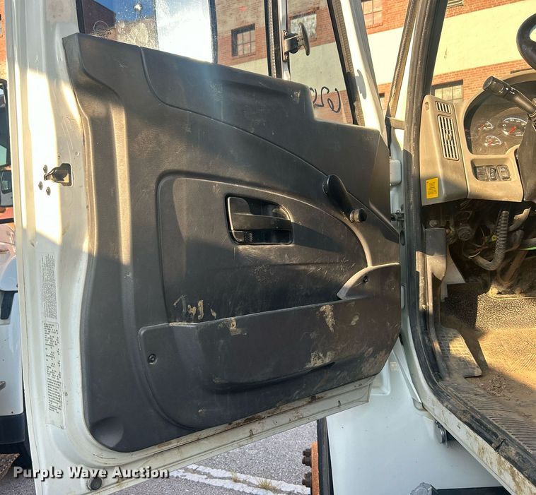 image for item EG0564 2009 International 4400 utility / service truck