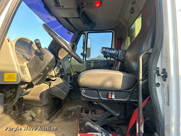 image for item EG0564 2009 International 4400 utility / service truck