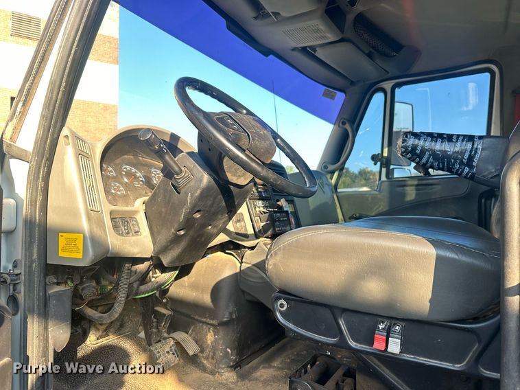 image for item EG0564 2009 International 4400 utility / service truck