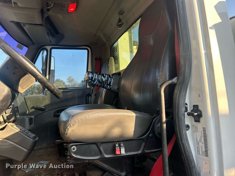 image for item EG0564 2009 International 4400 utility / service truck