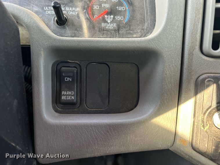 image for item EG0564 2009 International 4400 utility / service truck