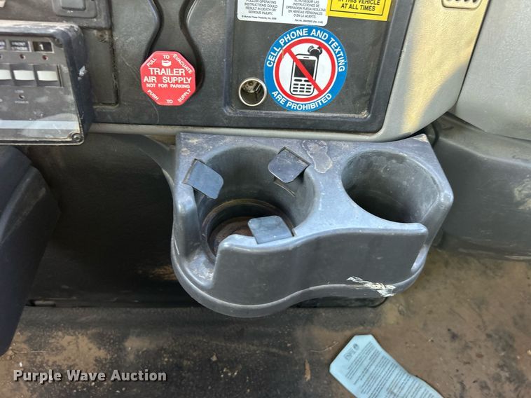 image for item EG0564 2009 International 4400 utility / service truck