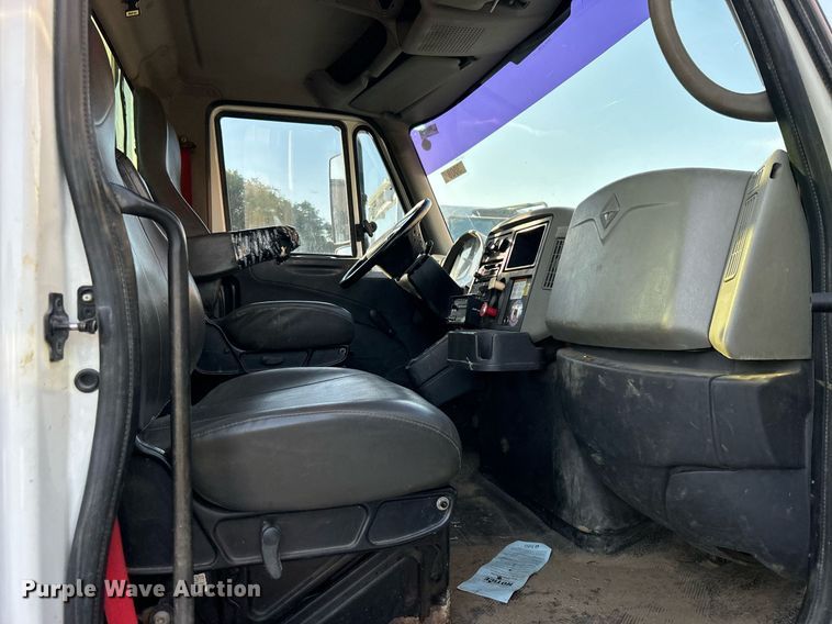 image for item EG0564 2009 International 4400 utility / service truck