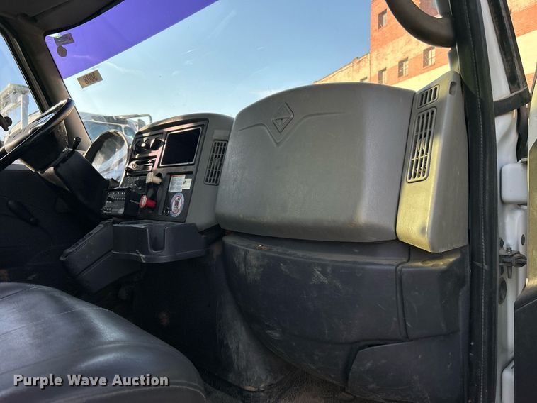 image for item EG0564 2009 International 4400 utility / service truck