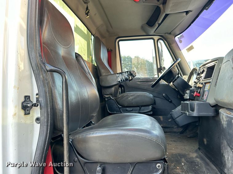 image for item EG0564 2009 International 4400 utility / service truck