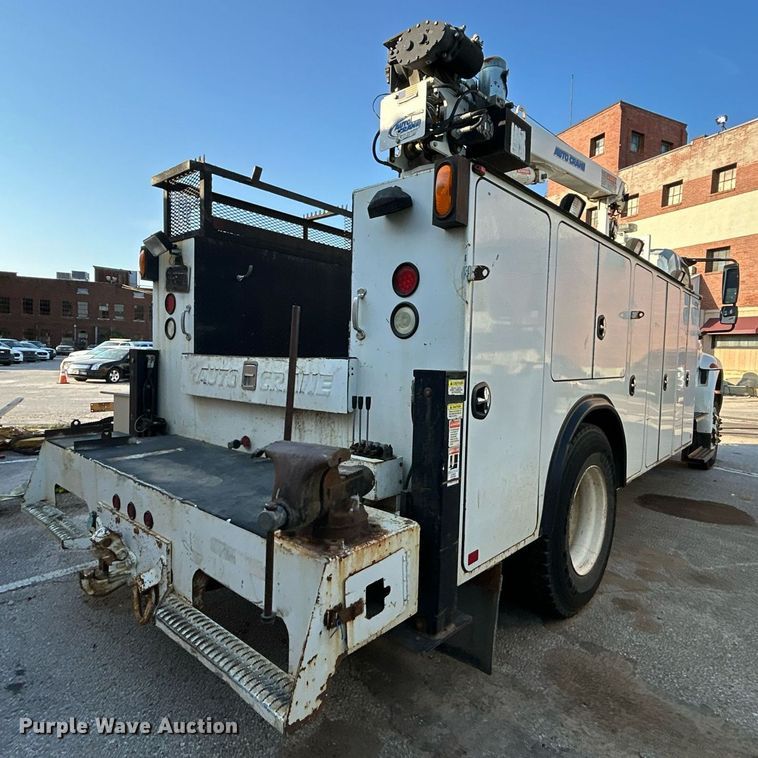 image for item EG0565 2008 International 4400 utility / service truck