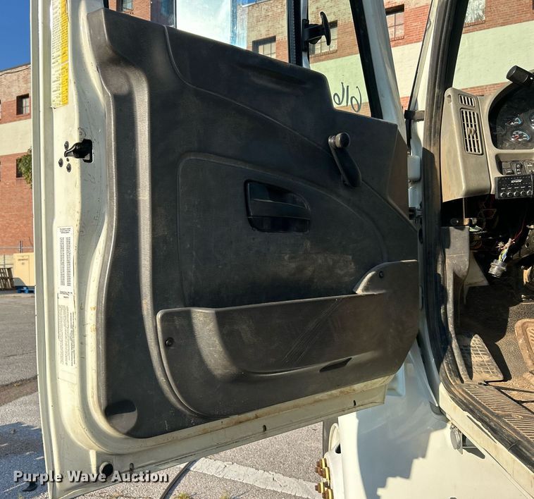 image for item EG0565 2008 International 4400 utility / service truck