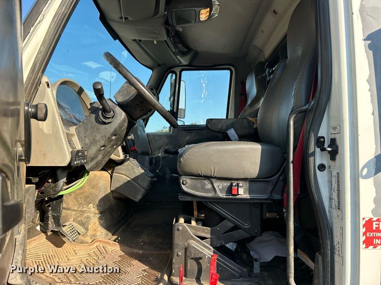 image for item EG0565 2008 International 4400 utility / service truck