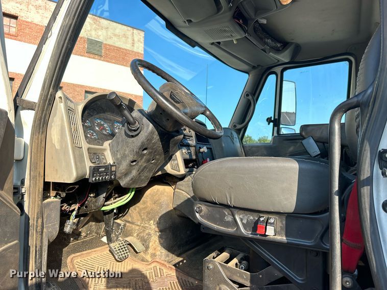 image for item EG0565 2008 International 4400 utility / service truck