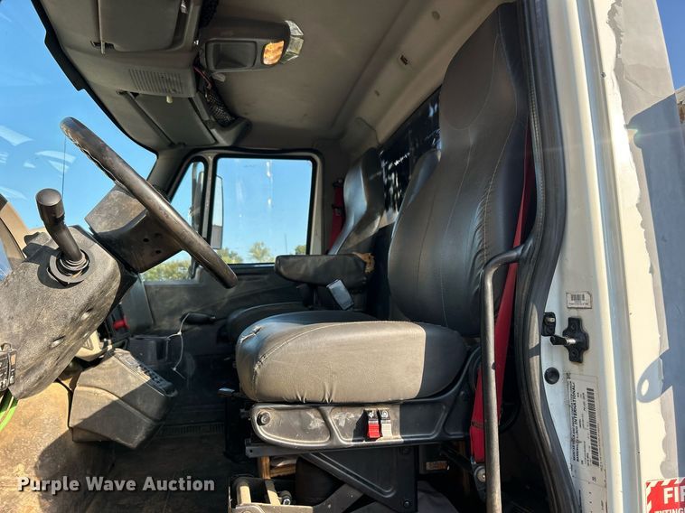 image for item EG0565 2008 International 4400 utility / service truck