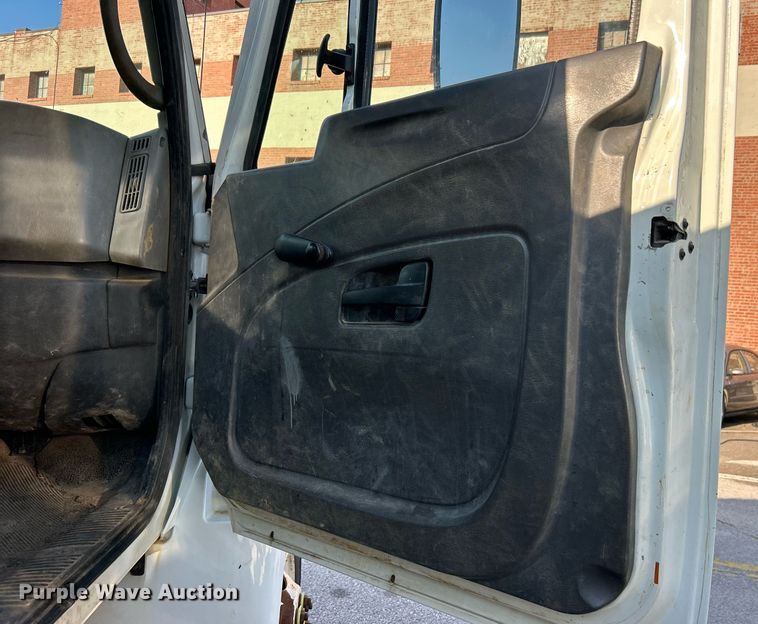 image for item EG0565 2008 International 4400 utility / service truck