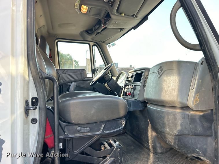 image for item EG0565 2008 International 4400 utility / service truck