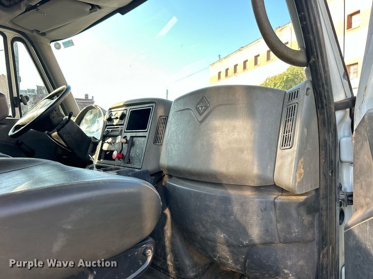 image for item EG0565 2008 International 4400 utility / service truck