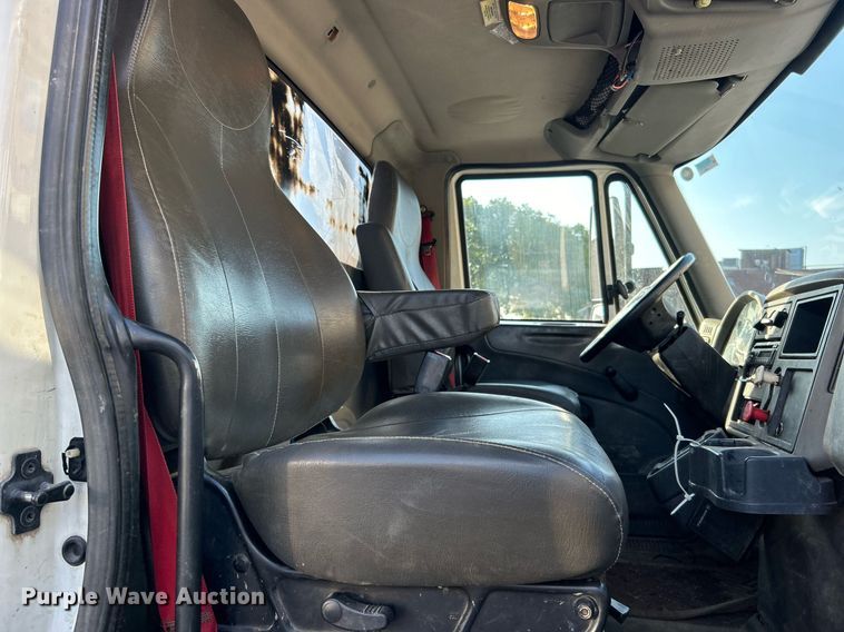 image for item EG0565 2008 International 4400 utility / service truck