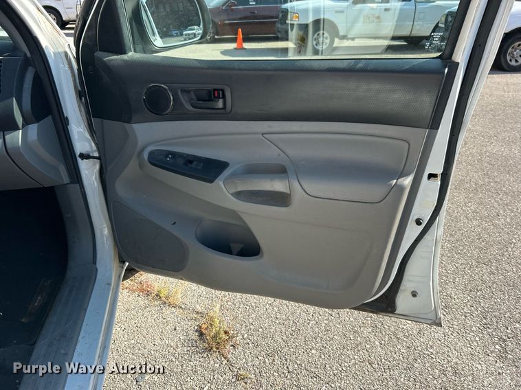 image for item EG0568 2015 Toyota Tacoma Access Cab pickup truck