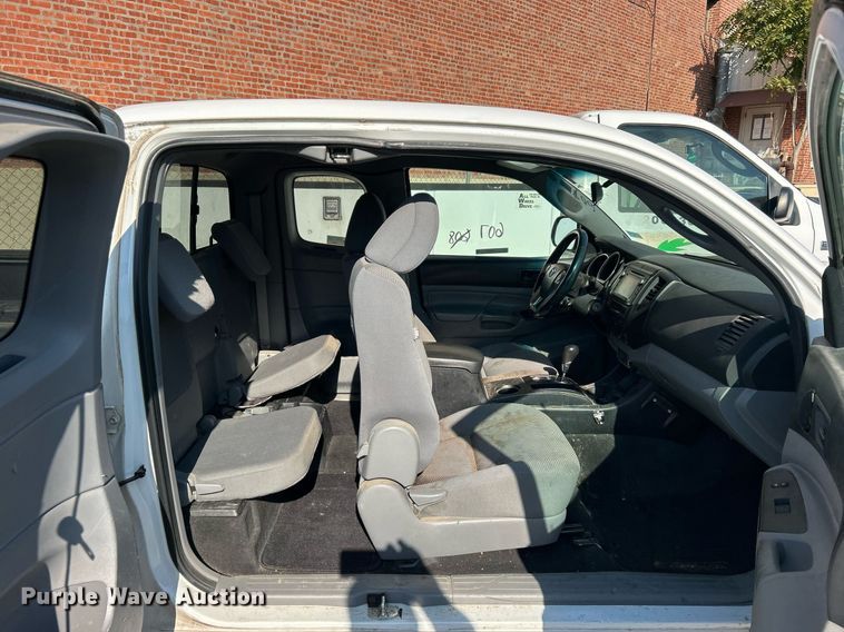 image for item EG0568 2015 Toyota Tacoma Access Cab pickup truck