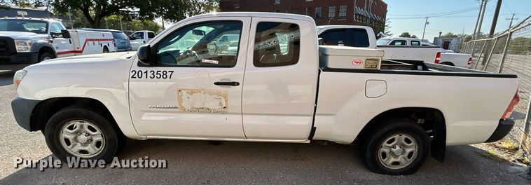 image for item EG0569 2013 Toyota Tacoma Access Cab pickup truck
