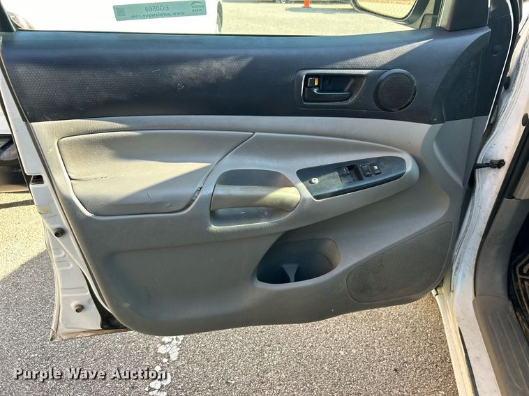 image for item EG0569 2013 Toyota Tacoma Access Cab pickup truck